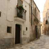 E� arrivato ora il momento di immergerci tra le strette e curve viuzze del borgo antico. Seguendo gli utili cartelli indicativi e descrittivi sparsi ovunque andiamo alla ricerca dei monumenti pi� caratteristici...